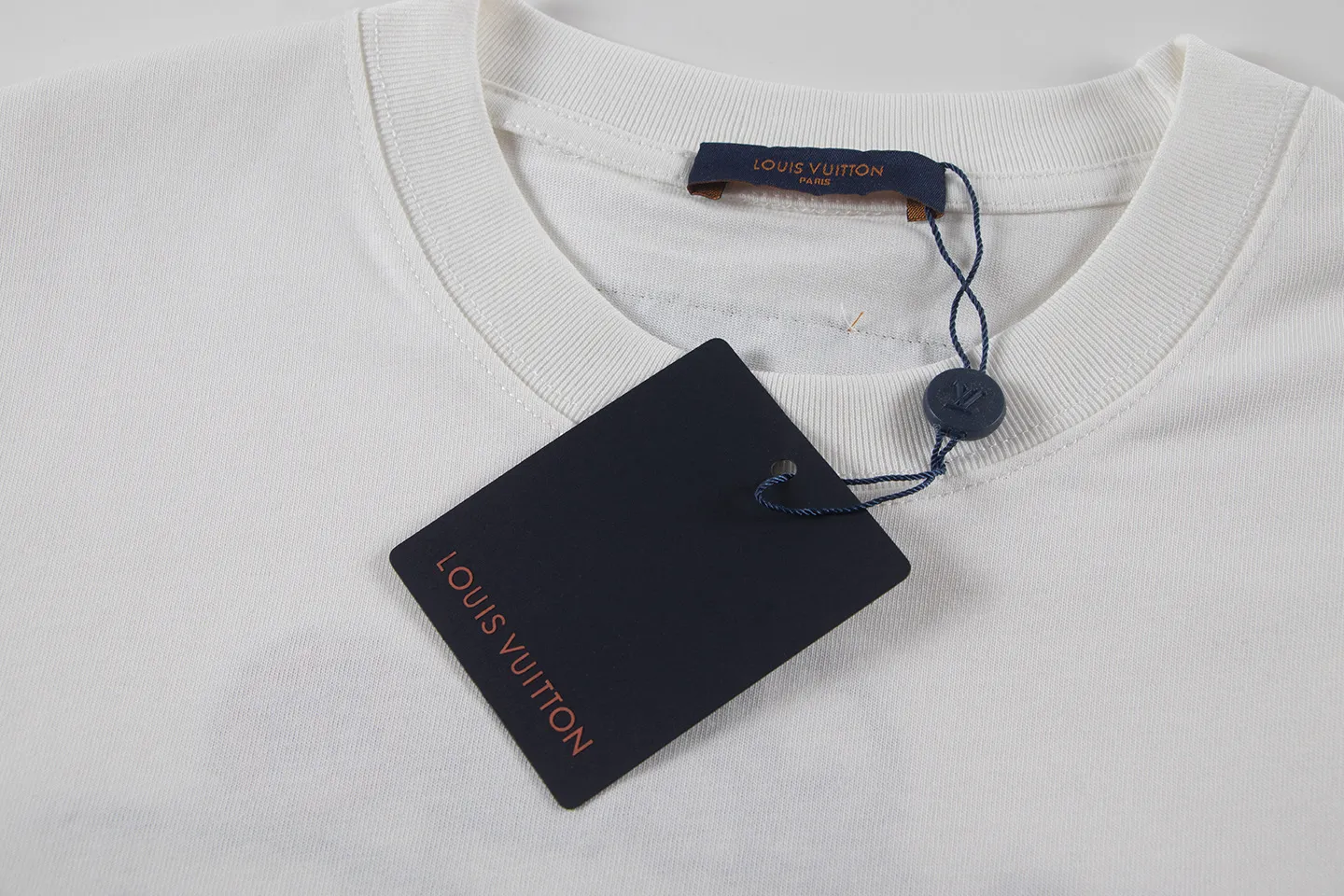 🅿️170 louis vuitto*2026 latest short-sleeved T-shirt patch embroidery Material: high version 300g double yarn combed cotton Size: S M L XL Color: black and white Style number: W2636